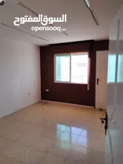  3 شقه فارغه سوبر ديلوكس مساحة 130 متر طابق ثاني بدون مصعد قرب بوابة اللوازم ودوار العيادات