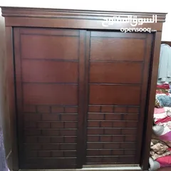  1 غرفة نوم شبابيه عباره عن تختين وتواليت ومراي وخزانه سحاب درفتين وكومودينا