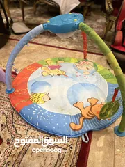  2 كرسي طعام ومرجيحه بالإضافه إلى فرشه العاب من شيكو وحوض استحمام مع فرشة غيار من كام الاسبانيه للبيع
