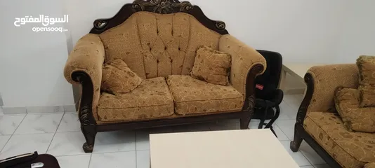  6 طقم كنب نوع خشب ثقيل مع طاولات  للبيع بسعر ممتاز  للبيع بداعي السفر