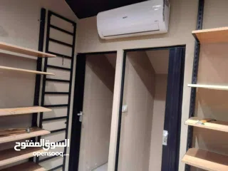  6 محل تجاري / 3 واجهات زجاج / ديكور جاهز / غرفتين غيار /