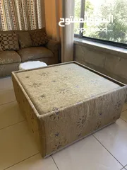  5 طقم كتب 8 مقاعد مع طاولة منتصف مستخدم بحالة جيدة .. ممكن يركب على شكل L..  لغرفة المعيشة او الصالة