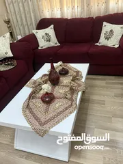  3 كنب لون خمري  طاولات طقم  لون ابيض 3  تيبل لامب 2  براويز 2  طاولة تلفزيون