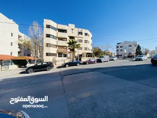  1 شقة بالرابية طابق ثالث 180م2 فارغة 3 غرف نوم (1) ماستر 3 حمامات إطلالة مميزة.