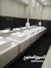  3 أسطح عمل(رخام صناعي)، وكاونترات مغاسل الحمامات، كاونترات طاولات المطابخ/العيادات والمختبرات