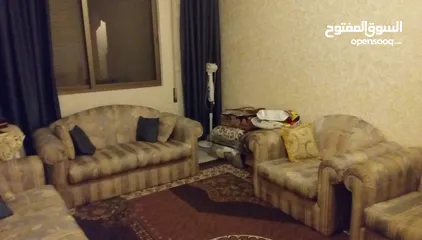  1 طقم كنب بحالة جيدة جدا للبيع بسعر تشجيعي