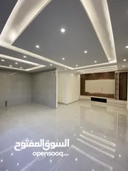  11 شقة فخمة 205 م طابق ثاني وطابق اول في طريق المطار قرب جامعة البتراء 3 نوم 2 ماستر سوبر
