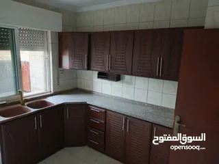  4 شقه 100 متر طابق اول 3 غرف نوم وصالون كبير وحمامين ومطبخ راكب وبرنده ويوجد اصنصيل وكراج عماره موجوده