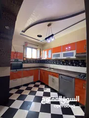  4 شقة سكنية نظيفة بالأثاث .. موقع ممتاز والجيران تبارك الرحمن ..