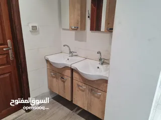  10 محل تجاري للايجار بالقرب من وسط البلد في مدينة الخليل مع واجهة بارزة على الشارع الرئيسي