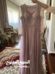  1 فستان لون زهري للبيع بحالة جيدة ومميزة.