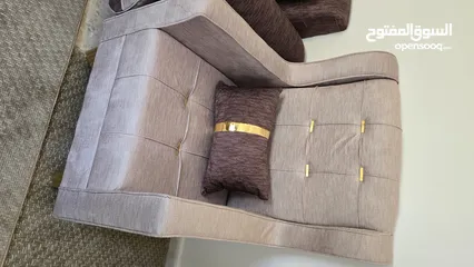  6 كنب غرفه ضيوف للبيع جديد وكاله  9 مقاعد مع ثلاث طاولات وقابل للتفاوض