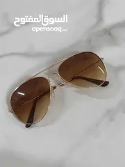  2 نظارات شمسية رجالية بأشكال أنيقة.