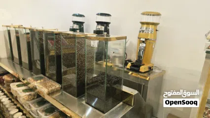  14 معرض مكسرات جاهز بالكامل”