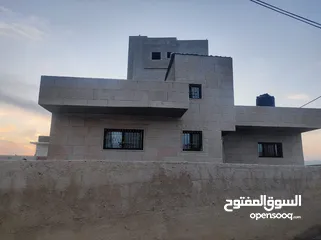  3 ارض مساحة 550 متر وبناء قائم 240م مع طابق ارضي عبارة عن موقف سيارات