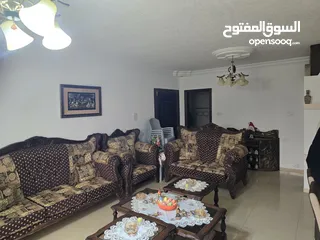  5 شقه مدخل مستقل مرتفعه 7 درجات عن الشارع مساحة الشقه 178 م2 عمر البناء 8 سنوات شماليه غربيه جنوبيه بس