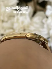  10 ساعة مايكل كورس ذهبية وجلد أصلية و مختَّمة  بحالة ممتازة  الساعة انيقة جداً Micheal Kors