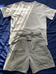  1 OFF-WHITE T-Shirt+Essentials Shorts