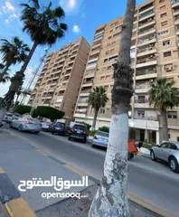  9 شقة في موقع رائع للبيع بجنب وزارة الخارجية وأمام جامع القوزقو "عمارة الزادمة" سابقًا.
