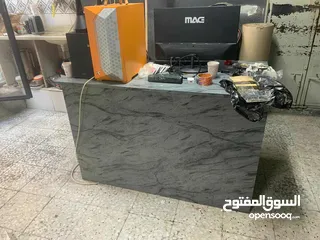 3 طاولات خشب ومكاتب وتلاجة للمحلات التجارية