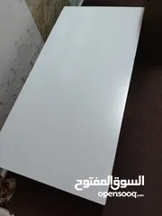  1 طاولة بحالة جيدة جدا لون ابيض