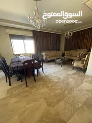  8 غرفة ضيوف مع طاولة سفرة