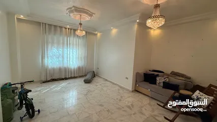  1 شقه فاخره للبيع  من المالك مباشره  سعر قابل للتفاوض بشيء بسيط مميزه جدا جدا  مع غرفه خارجيه و حديقه
