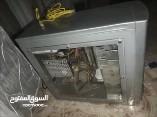  3 كمبيوتر مستعمل قديم شغال مع كيبل للتشغيل عليه مروحه زياده للتبريد الكيس مرتب ببين اي جواه زي الجيمنج