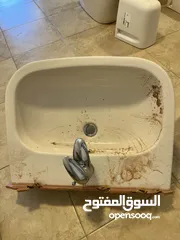  3 قطع حمامات مستعملة بحالة جيدة  مغاسل  مراحيض قواطع شاور وابواب