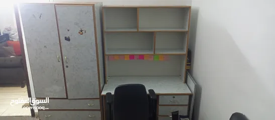  5 مكتب للبيع: مكتب مع خزانة بحالة ممتازة