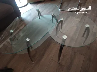  1 طاولة زجاج وكراسي خشب ولوحات