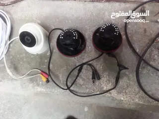  1 متاح 3 كاميرات مراقبة مستعملات بحالة ممتازة جدا معهم وصلات أو محولات او ديفي آر للبيع اقرء الوصف