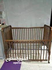  7 سرير اطفال  خشب زان مع فرشة بحالة ممتازة جدا/ السرير له جانب متحرك للأعلى والاسفل وله عجلات