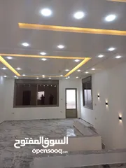  2 شقه ثالث فني 220 م دوبلكس مع رووف جنوب بوابه اللوازم لجامعه اليرموك خلف صيدليه الرازي
