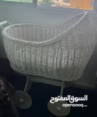  8 تخت بيبي متحرك باللون الافوايت مستعمل شبه جديد استعمال اسبوعين فقط