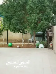  13 شقه للبيع مساحة 330م 150م داخلي و180 خارجي.