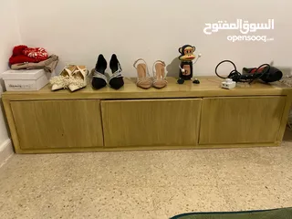  1 خزانة بتنحط تحت التلفزيون