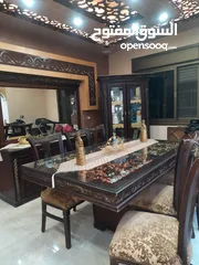  5 طاولة سفرة مع 8 كراسي ديكورات وخزانه ومرايه معها خزانه