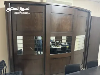  1 خزانة صناعة تركيا أبواب جرار مع زجاج في الوسط خشب ذو جودة عالية شكل الخزانة مقوس اي اكبر مساحة