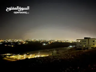  2 تملك قطعة أرض في منطقة الطبقة بجانب منطقة الظهير .