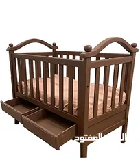  1 سرير بيبي خشب زان للبيع بحالة الجديد