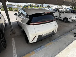  5 بي واي دي سيجل لون بيج موديل 2023 بحال الوكالة ممشى قليل 305 كيلو بالشحنة