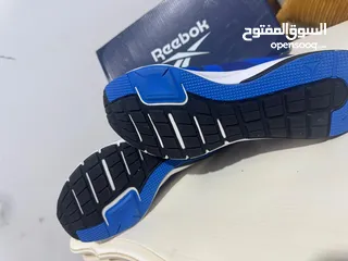  3 حذاء رياضي أزرق من Reebok، خفيف، بتهوية جيدة ونعل مريح بتقنية Memory Tech.