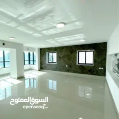  1 مكتب للايجار الارسال مقابل KFC. على الواجهة الامامية. مطل على شارع الارسال.