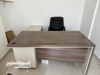  1 طاوله مكتبيه مع كرسي جلد نظيفه جدا