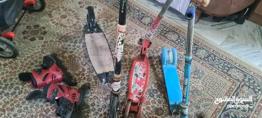  5 سكيت لون احمر وثلاث سكوترات للبيع