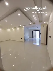  4 خلدا 160م داخلي و120م خارجي ومدخل خاص وكراج خاص بسعر مغري