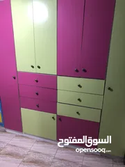  2 خزانه 9 ابواب و6 جوارير بحالة جيده جدا وبسعر مغري نوع الخشب لاتيه العريض