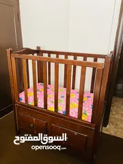  3 سرير اطفال للبيع مع الفرشة ومسبل ولحاف خاص فيهم ومخده