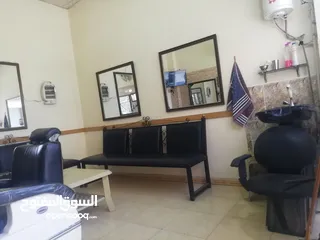  7 صالون رجالي للبيع مع كافة معداته بداعي السفر وعدم التفرغ